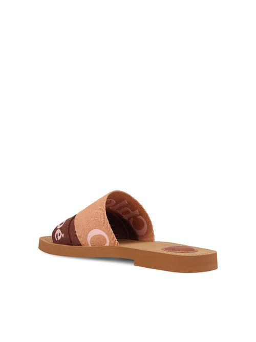 Chloé logo band mules in brown and pink linen — detail view | La Parisienne Qatar