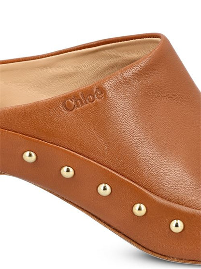 Chloé slip-on mules in brown lambskin — side profile | La Parisienne Qatar