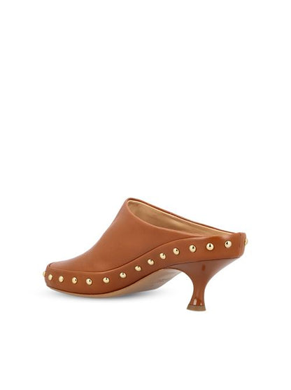 Chloé slip-on mules in brown lambskin — detail view | La Parisienne Qatar
