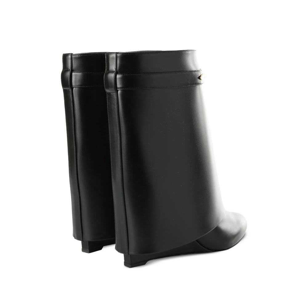 Givenchy pointed pumps in black calfskin — side profile | La Parisienne Qatar