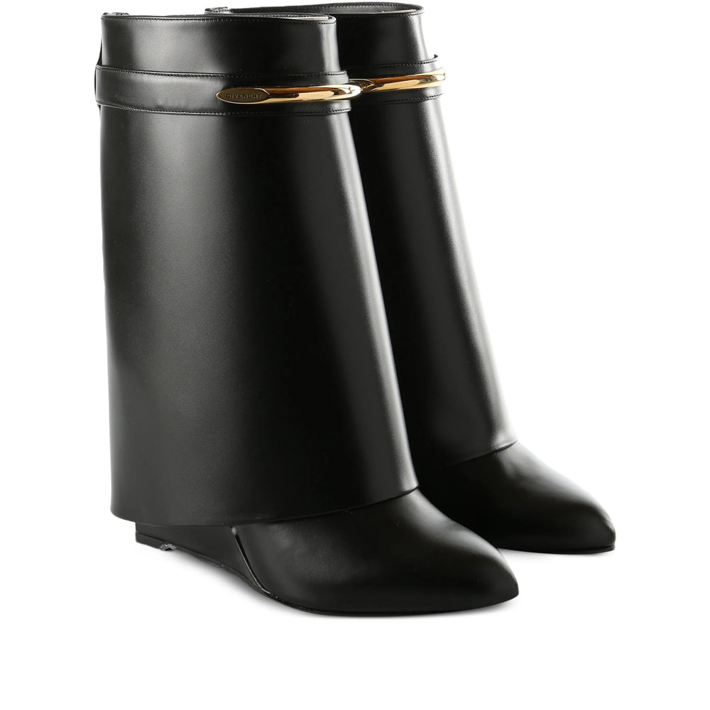 Givenchy pointed pumps in black calfskin — detail view | La Parisienne Qatar