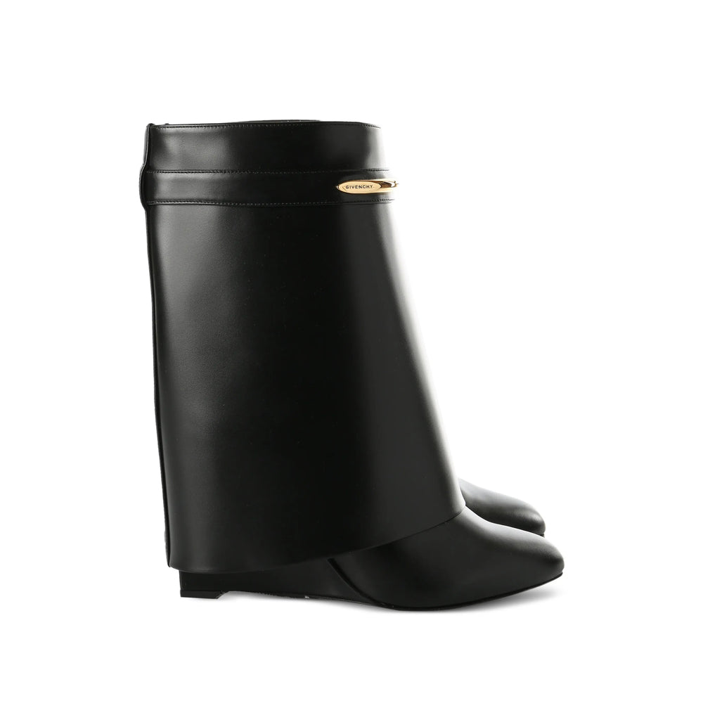 Givenchy pointed pumps in black calfskin — front view | La Parisienne Qatar