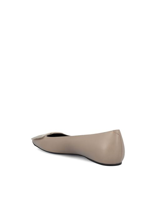 Roger Vivier buckle ballerinas in leather — detail view | La Parisienne Qatar