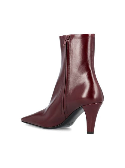 Saint Laurent Jill ankle boots in red calfskin — detail view | La Parisienne Qatar