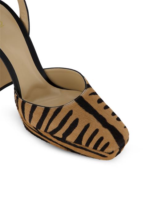 حذاء سلينغباك After 9 من Fendi، جلد مهر بنقشة حيوانية بيج وأسود