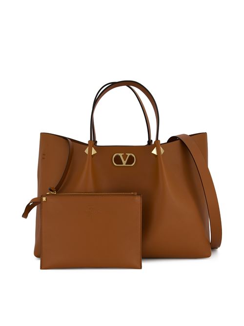 حقيبة تسوّق Valentino Garavani VLogo Signature، جلد عجل بنّي