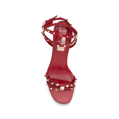 Valentino Garavani leather pumps in red calfskin — detail view | La Parisienne Qatar
