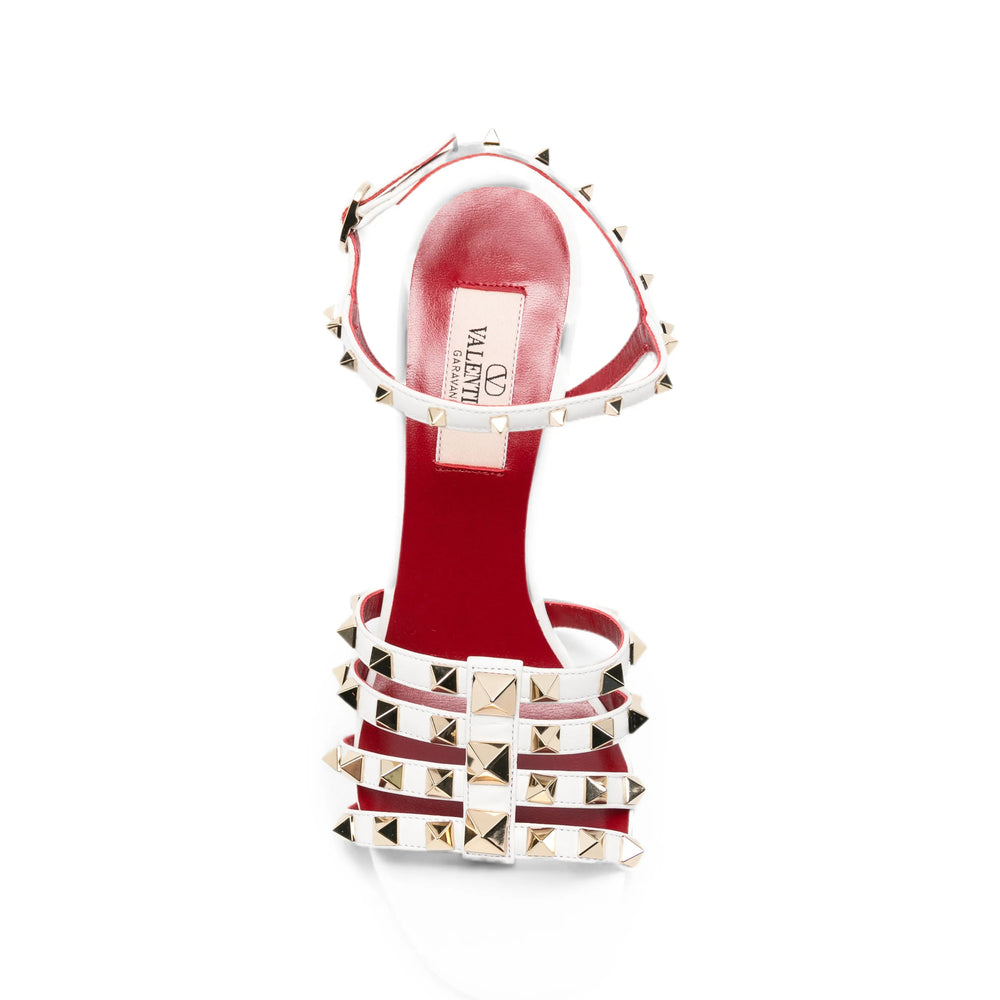 Valentino Garavani leather pumps in white calfskin — detail view | La Parisienne Qatar