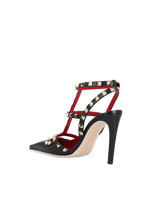 Valentino Garavani Rockstud pumps in black kidskin — detail view | La Parisienne Qatar
