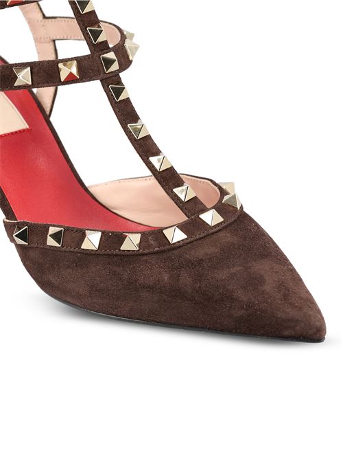 Valentino Garavani Rockstud pumps in brown suede — side profile | La Parisienne Qatar