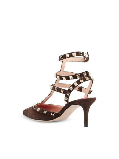 Valentino Garavani Rockstud pumps in brown suede — detail view | La Parisienne Qatar